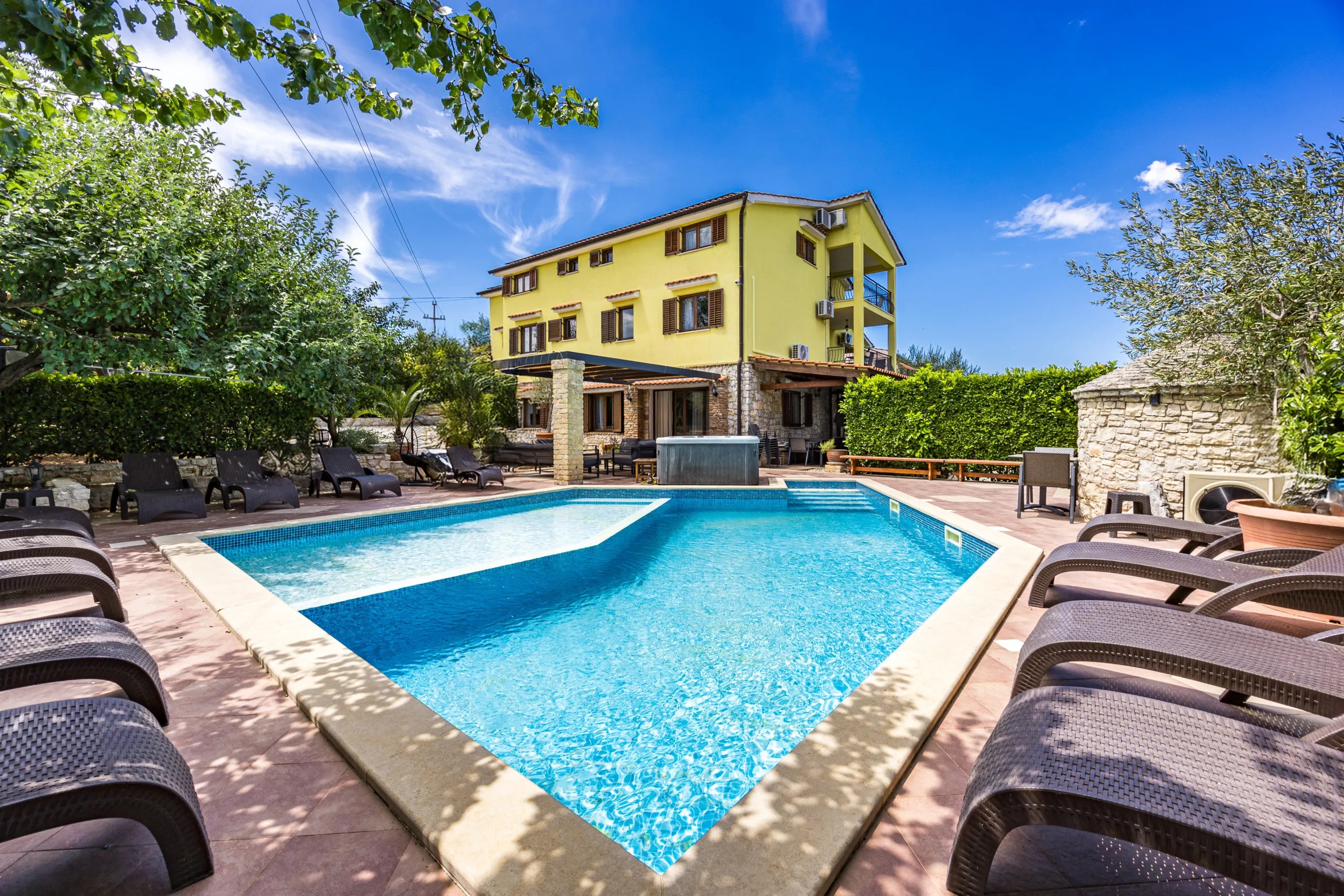 Villa Bucks und der beheizte Pool im ummauerten Garten