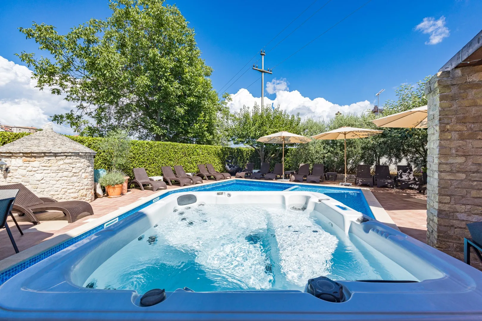 Der Whirlpool auf der Steinterrasse